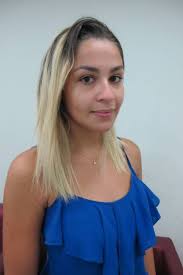 Granny hair faz a cabeça de mulheres jovens e ousadas, que adotam os fios  brancos e grisalhos muito antes do tempo