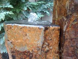 Quellstein Basalt Saulen Wasserspiel Gartenbrunnen Wasser Im Garten Ausstellung Brunnenschmiede De Wasser Im Garten Gartenbrunnen Quellstein