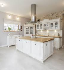 1001 Exemples Pharamineux De La Cuisine En Bois Cuisine Blanche Et Bois Cuisines Deco Cuisine Bois