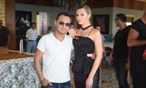 Bu çıkışı sonrası uzun süre ortalarda görünmeyen kayacı, efe kapancı ile evlenip i̇ngiltere'ye yerleşti. Antalya Da Faydee Ve Alexandra Stan Ruzgari