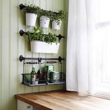 Llega un punto en la carrera de todo cocinillas en la que empieza a gastar tanta albahaca, perejil, cilantro, cebollino y demás plantas aromáticas que compensa. Ikea Kitchen Garden Above Kitchen Sink Pequeno Almacen De Cocina Pared Con Macetas Decoracion De Unas