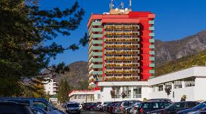 Statiunea calimanesti caciulata este recunoscuta inca din timpul ocupatiei romane pentru tratamentul benefic cu apele minerale terapeutice si ca poarta de intrare prin defileul oltului. Complex Balnear Corp Cozia Calimanesti Caciulata