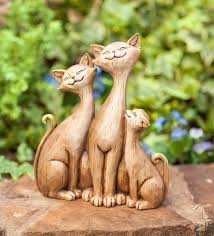 We Ve Never Seen A Happier Feline Family Than The One Portrayed In This Heartwarming Three Cats Sculpture Mama Raskrashennye Kamni Betonnye Podelki Skulptura
