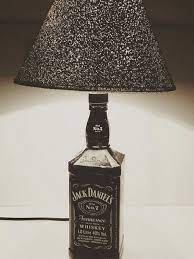 Jack daniels geschenke jack daniels flasche diy seifenspender diy lichterkette diy flasche deko geburtstag dekor zimmer geschenk papa basteln mit flaschen. Upcycling Ideen Jack Daniels Lampe Jack Daniels Lampe Jack Daniels Flasche Upcycling Ideen