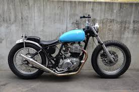 モーターガレージ グッズ製のハードテールとタンクを使用し 各パーツのバランスを追求した83年式のsr400 ハードテールに合わせたフレームラインを作ることでボルトオンパーツの不自然さを無くし タンクのラインも地面と平行にし 安定したルックスを カフェ