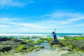 Kabupaten garut memiliki luas wilayah administratif sebesar 306.519 ha (3.065,19 km²). Pantai Taman Manalusu Harga Tiket Masuk Spot Foto Terbaru 2021
