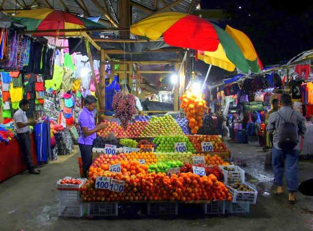Kollupitiya Bambalapitiya street market Galle Road tropical fruits coconut spices Colombo Sri Lanka