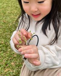 happy35thbirthday 今天放生小孩給爸媽跟賽門跑去SPA三小時還被稱讚長得好漂亮跟皮膚Q嫩嫩這樣就夠快樂了😌  今年久違的全家人都在🫶🏻🎂 一起吃了個熱炒生日餐再回家切蛋糕