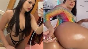 Lay Nuniz lambuzada de óleo brincando com consolo