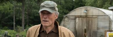 Ero in una pizzeria milanese con pochissimi tavoli ad aspettare un'amica in ritardo. Il Corriere The Mule La Recitazione Di Clint Eastwood