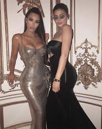 Kim kardashian walked the carpet solo without her husband kanye west. Kim Kardashian And Kylie Jenner Team Up Before Dress Disaster Strikes At Met Gala 2018 Celebrity News Showbiz Tv Express Co Uk