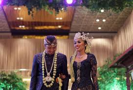 Inspirasi gaun pengantin untuk wanita yang berbadan gemuk. Tips Memilih Kebaya Untuk Yang Bertubuh Mungil Weddingku Com