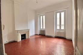 Orpi vous présente cet appartement de type 3 de style haussmannien comprenant une grande entrée, une cuisine ouverte sur le salon, 2 grandes chambres, 2. Appartement T4 A Vendre 13001 Marseille