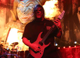 También fue fundador y baterista de la banda scar the martyr y guitarrista en murderdolls y sinsaenum. 1973 Inicia La Vida De Mick Thomson Famoso Guitarrista De La Banda Slipknot
