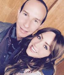 Hasta el momento ni paulina rubio ni alejandra guzmán han hecho oficial la noticia, sin embargo en uno de sus más recientes conciertos la rockera cantó la por lo pronto erik rubín apoya la gira y al igual que él, algunos fanáticos no pueden esperar para ver a las cantantes compartir escenario. Erik Rubin No Se Entero De Que Su Esposa Andrea Legarreta Freno A Una Zorra Y Ni De Que Su Exnovia Alejandra Guzman Aun Recuerda Que Se Peleo Por El Famosos