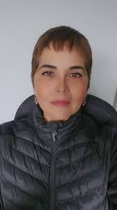 G̱ilakas'la 'Nugwa'a̱m Iki'la'ogwa, he'ma̱n umpi Sisaxolas. Gayutła̱n lax̱  Tikus. My name is Jeanine Johnny, my father is Doug Johnny, I am  Gwa'Sala-'Nakwaxda'xw. I am a mother of 5 amazing children and 4