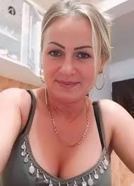 Bonjour, je suis célibataire depuis longtemps, je suis seul depuis 4 ans.  Je cherche un bon mari, je me fiche de l'argent, je me fiche de l'âge,  l'honnêteté est importante pour moi,