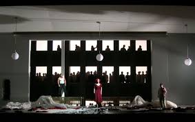 Das bühnenbild von dmitri tcherniakov besteht aus beweglichen elementen, die häuser einer kleinstadt darstellen, im 1. Buhnenbild Und Licht Der Fliegende Hollander Buhnenbild Fliegender Hollander Bilder