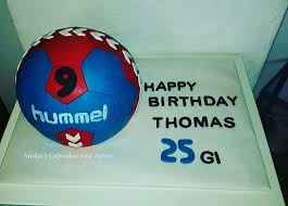 Poirier terrain de hand ball toujours avec la même base du fraisier (recette ici) ou encore celle du. Pin Auf Nadja S Cupcakes Und Torten