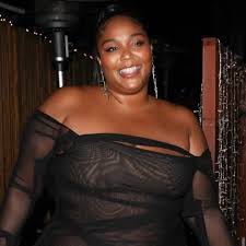 José ron, livia brito, isella vega, maribel guardia, josé pablo minor, fernando allende y ela velden dan contenido y forma a los últimos capítulos de novela muchacha italiana viene a casarse. Lizzo S Sizzling Fashion Look Proves Hot Girl Summer Is Right Around The Corner Explica Co