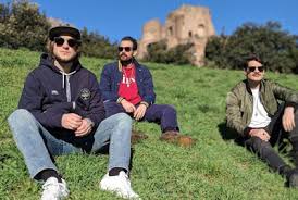 They debuted in 2011 with the album vol. Musica Informa Thegiornalisti Maradona Y Pele Video Testo Accordi