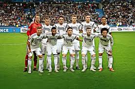 In der deutschen nationalelf löste mesut özil lukas podolski mit dem tragen der rückennummer 10 ab. Deutsche Fussball Nationalmannschaft Ab In Die Zukunft Fussball Stuttgarter Zeitung