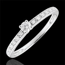 Si vous avez laissé vos bijoux en magasin pour réparations avant le 25 décembre 2020, soyez rassuré(e) que nous vous contacterons dès le 8 février, soit après le confinement. Bague De Fiancailles Or Blanc Solitaire Diamant Boreale 0 09 Carat Or Blanc 9 Carats Bijoux Edenly