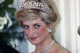 Lady Diana, il ritratto beauty della principessa dagli occhi zaffiro: dalla  matita blu al blush rosa