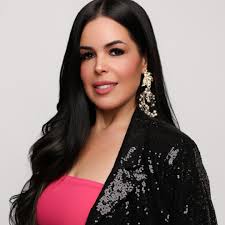 Who is a good nail artist in Spring Hill for acrylic nails with designs?