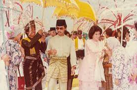 يڠدڤرتوان اݢوڠ‎), also known as the paramount ruler, the supreme head or the king. Memorable Sungguh Ydp Agong Dan Raja Permaisuri Imbau Kenangan Manis Majlis Perkahwinan 33 Tahun Lalu Lobak Merah