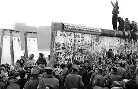 13 de agosto 1961 inicia la construcción del muro de berlín. Muro De Berlin Causas Construccion Y Consecuencias
