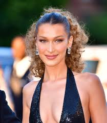 Bella hadid goes sneaker shopping with complex. Bella Hadid Just Chopped Her Hair Into The Perfect Bob For Fall Glamour