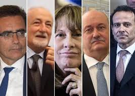 Risultati immagini per RAGGI CAOS