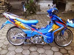 Bahkan sekarang ini masanya bukan sekedar memodifikasi saja, akan tetapi sudah sampai pada tingkat rancang bangun alias kustom. 96 Foto Modifikasi Motor Revo 100 Cc Teamodifikasi