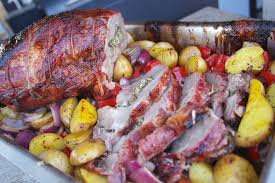 Diese zubereitungsmethode dürfte zu den urformen des kochens seit der menschlichen nutzung des feuers gehören. Spiessbraten Mit Gemusebeilage Holzplatz Bbq