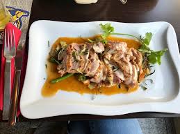 Gegrilltes Huhnerfleisch Mit Kaffirblattern Und Buntem Gemuse Asiatisches Essen Vietnamesische Kuche Essen