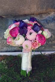 See a recent post on tumblr from @kararadaygum about pfingstrose. Rosa Lila Brautstrauss Im Marz Mit Ranunkeln Rosen Und Anemonen Habenwill Brautstrauss Blumenschmuck Hochzeit Brautstrauss Blumen