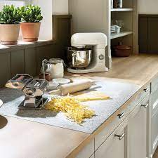 un plan de travail avec une planche a decouper integree pour une cuisine pratique des plans de travail pour tous les styles de cuisine elle decoration contemporary kitchen contemporary