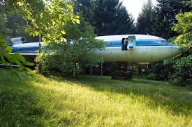 Oregon Man In A Retired Boeing 727 Airliner That Is Parked In The Woods Boeing 727 Airplane House Amazing Architecture