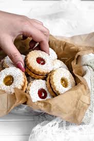 Occhi di bue, biscotti fatti in casa come in pasticceria prendiamo lo zucchero a velo e il burro e lavoriamoli insieme rendendo il composto cremoso. Occhi Di Bue Impastando A Quattro Mani