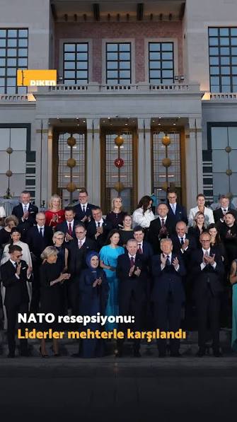 NATO zirvesine katılan liderler ve eşleri onuruna akşam yemeği verildi. Basına kapalı yemeğe gelen liderler mehter marşıyla karşılandı., Cumhurbaşkanı Tayyip Erdoğan ve eşi Emine Erdoğan devlet ve ...