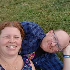 IF ANYONE CAN REMEMBER I ASKED A COUPLE OF WEEKS AGO IF ANYONE COULD  RECOMMEND ANYONE RELIABLE WHO WOULD CLEAN GUTTERS. YOU ALL GAVE ME  DIFFERENT ONES AND I WAS CONTACTED BY