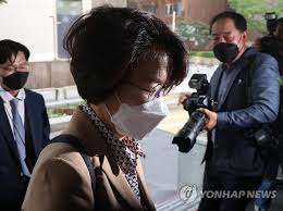 임혜숙 과학기술정보통신부 장관 후보자가 이화여대 교수 재직 시절 제자의 석사학위논문과 유사한 내용의 논문을 이듬해 학술지에 제출하며 제2저자로 이름을 올린 것으로 파악됐다. Quqda34 Skqocm