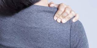 Menghubungkan otot dan tendon pada bagian lengan dan punggung yang memungkinkan terjadinya pergerakan saat meregangkan tubuh atau mengangkat. Penyebab Tulang Belikat Sakit Ini 7 Cara Mengatasinya
