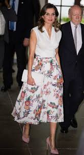 Ahora sólo le falta elegir los complementos. Zapatos Y Bolso A Juego Si O No