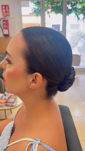 Hola chicas 😊 , Os enseñamos un trabajo de invitada con recogido bajo y  raya en medio bien pegadito,para estos días de calor y viento ,en un  acierto para estar perfecta todo el día., Acompañado de un ...