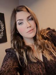 What are the common themes in successful advertising programs?