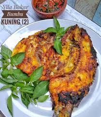 Masukkan tomat lalu beri air, aduk rata dan biarkan hingga mendidih. Resep Ikan Nila Goreng Bumbu Kuning Dengan