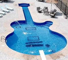 10 Piscines Aux Formes Insolites Guide Piscine Fr Piscine Exterieure Piscines De Reve Piscines Design