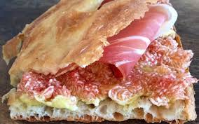 Prendiamo la pizza bianca, tostiamola in forno e la mettiamo sotto vuoto con il doppio dell'acqua e lasciamola cuocere a vapore per 14h a 68°. Pizza E Fichi Delizia Tipica Romana Gift